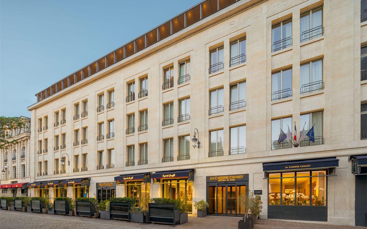 Façade de l'hôtel La Caserne Chanzy et devanture de La Grande Georgette à Reims