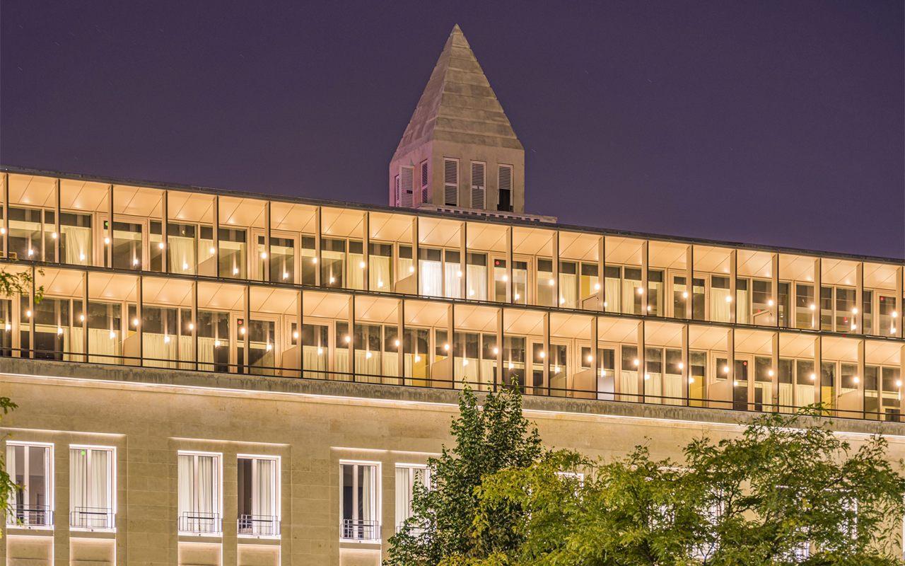 Façade Art déco de La Caserne Chanzy illuminée la nuit