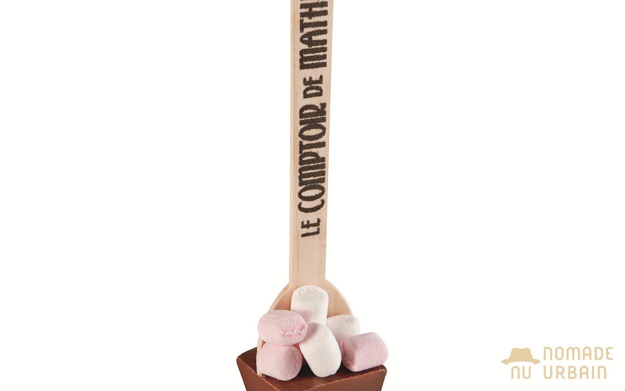 Carré de chocolat chaud garni de mini guimauves roses et blanches