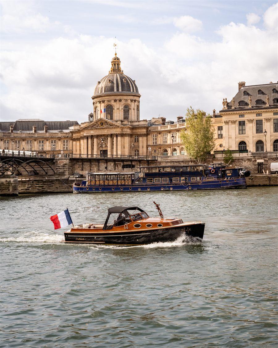 Le SAX Boat devant la coupole de l'Institut de France, croisière SAX Paris