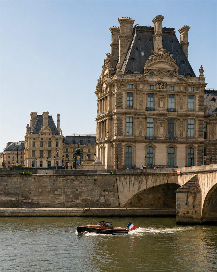 Le SAX Boat longe le Louvre pendant une croisière privée sur la Seine