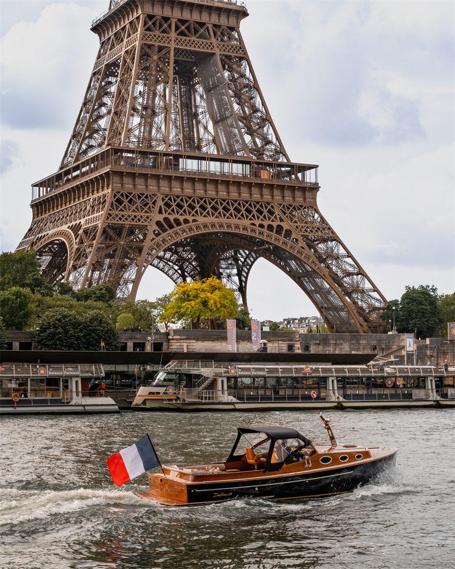 Le SAX Boat passe au pied de la tour Eiffel lors d'une croisière SAX Paris
