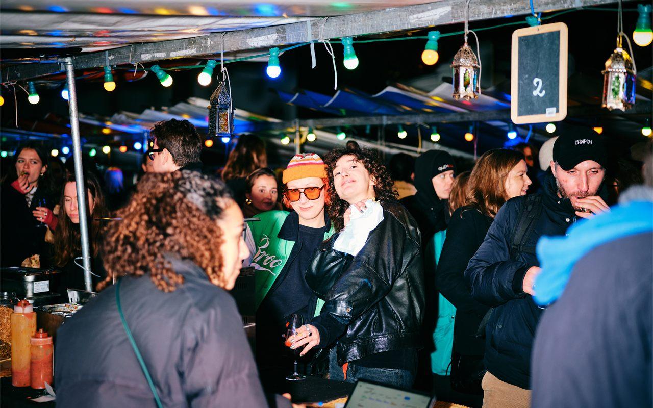 Ambiance nocturne et festive du Food Market sur le boulevard de Belleville