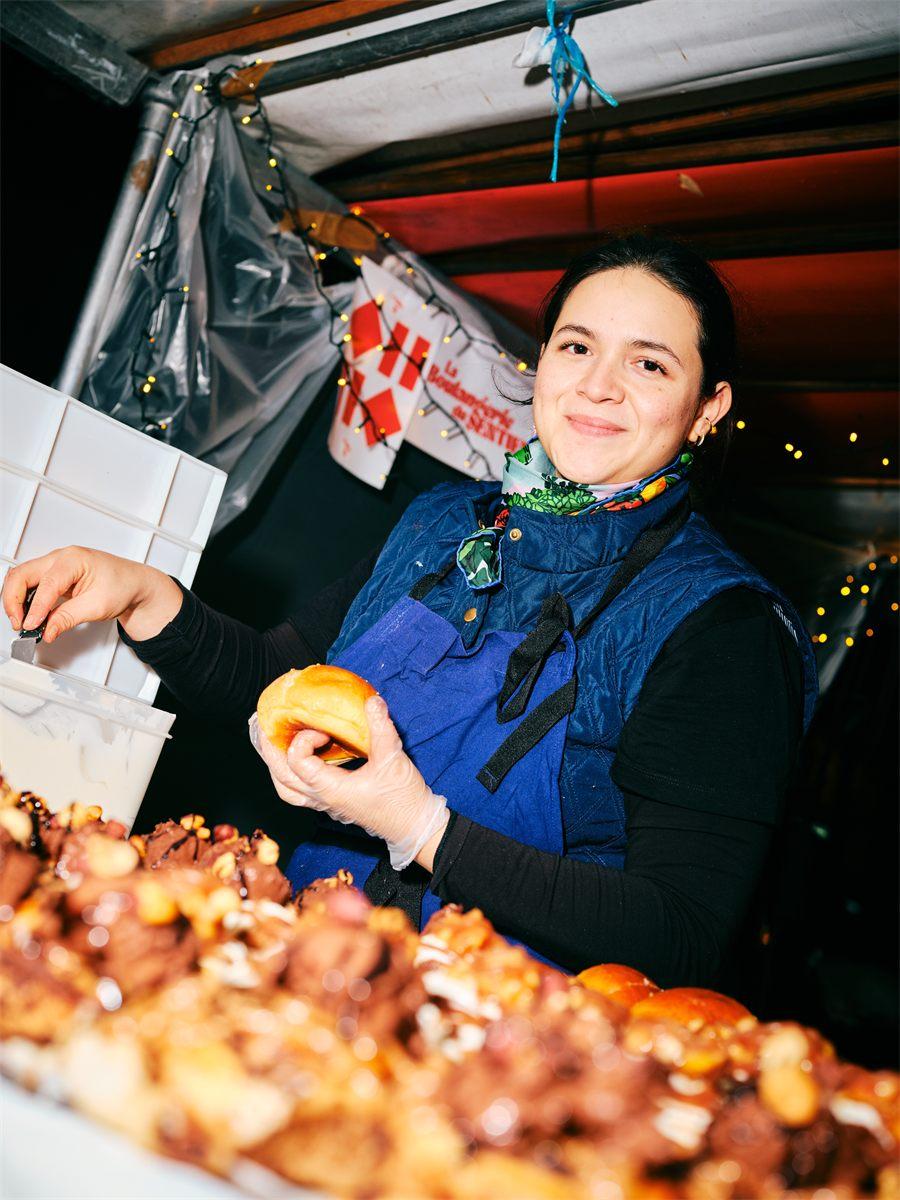 Commerçante à son stand au Food Market