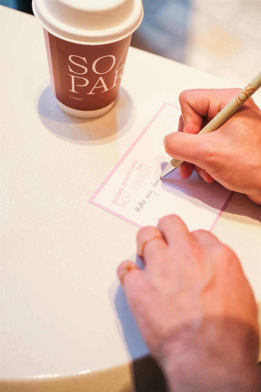 Carte postale personnalisée du SO/ Paris en cours d'écriture