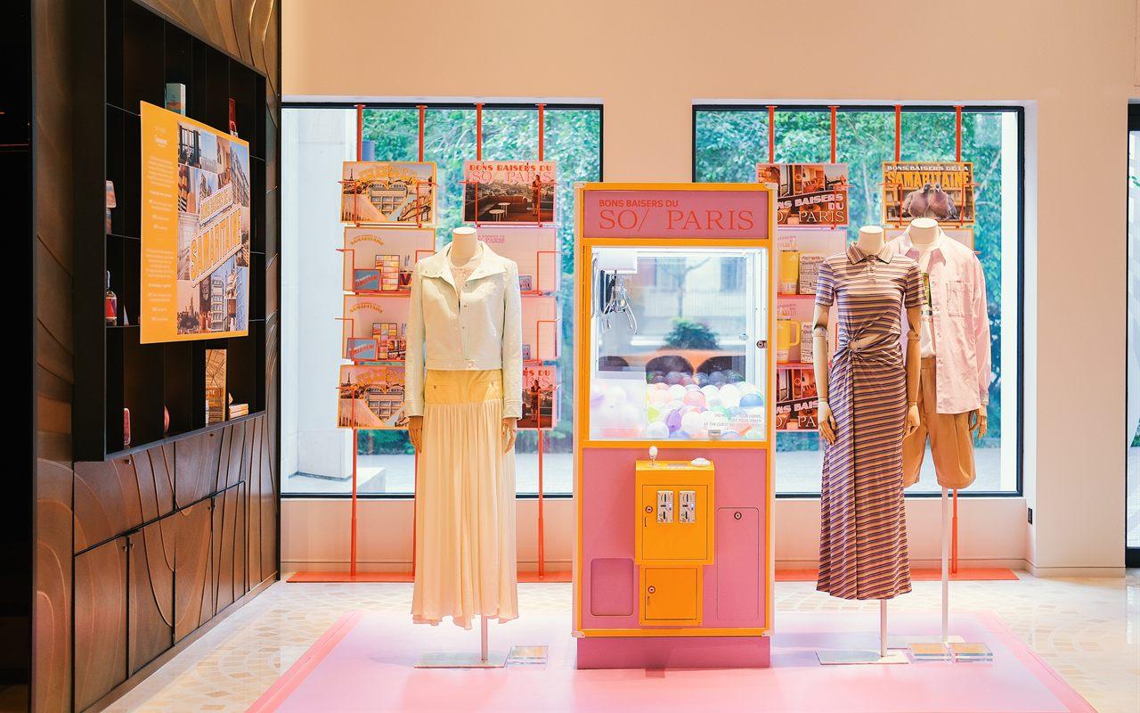 Le lobby du SO/ Paris transformé pour l'expérience SO/ Paris x La Samaritaine, avec sa machine à pinces
