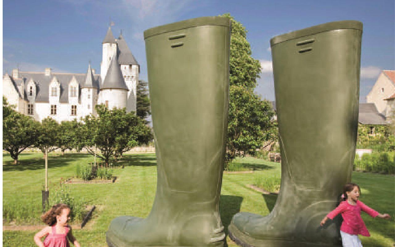 Les bottes en caoutchouc géantes de Lilian Bourgeat dans les jardins du Rivau