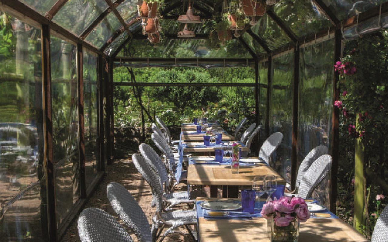 La table du restaurant Le Jardin Secret sous la serre, au milieu des jardins du Rivau
