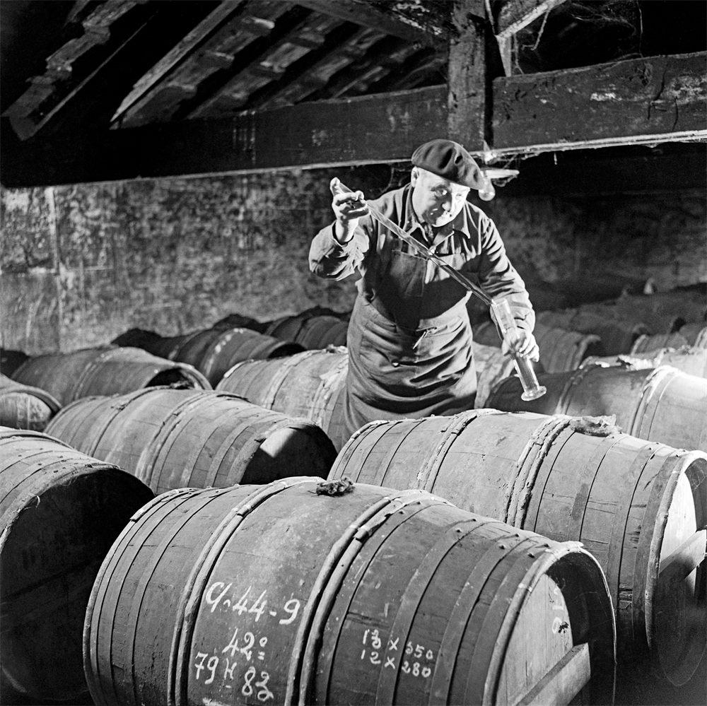 Les chais de Rémy Martin photographiés par Robert Doisneau en 1961
