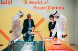 Au Louvre Abu Dhabi, le jeu quitte les vitrines et le musée devient un immense jeu de société sur plus de 2000 ans d&rsquo;histoire