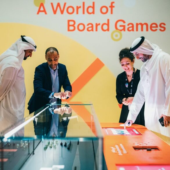 Au Louvre Abu Dhabi, le jeu quitte les vitrines et le musée devient un immense jeu de société sur plus de 2000 ans d&rsquo;histoire