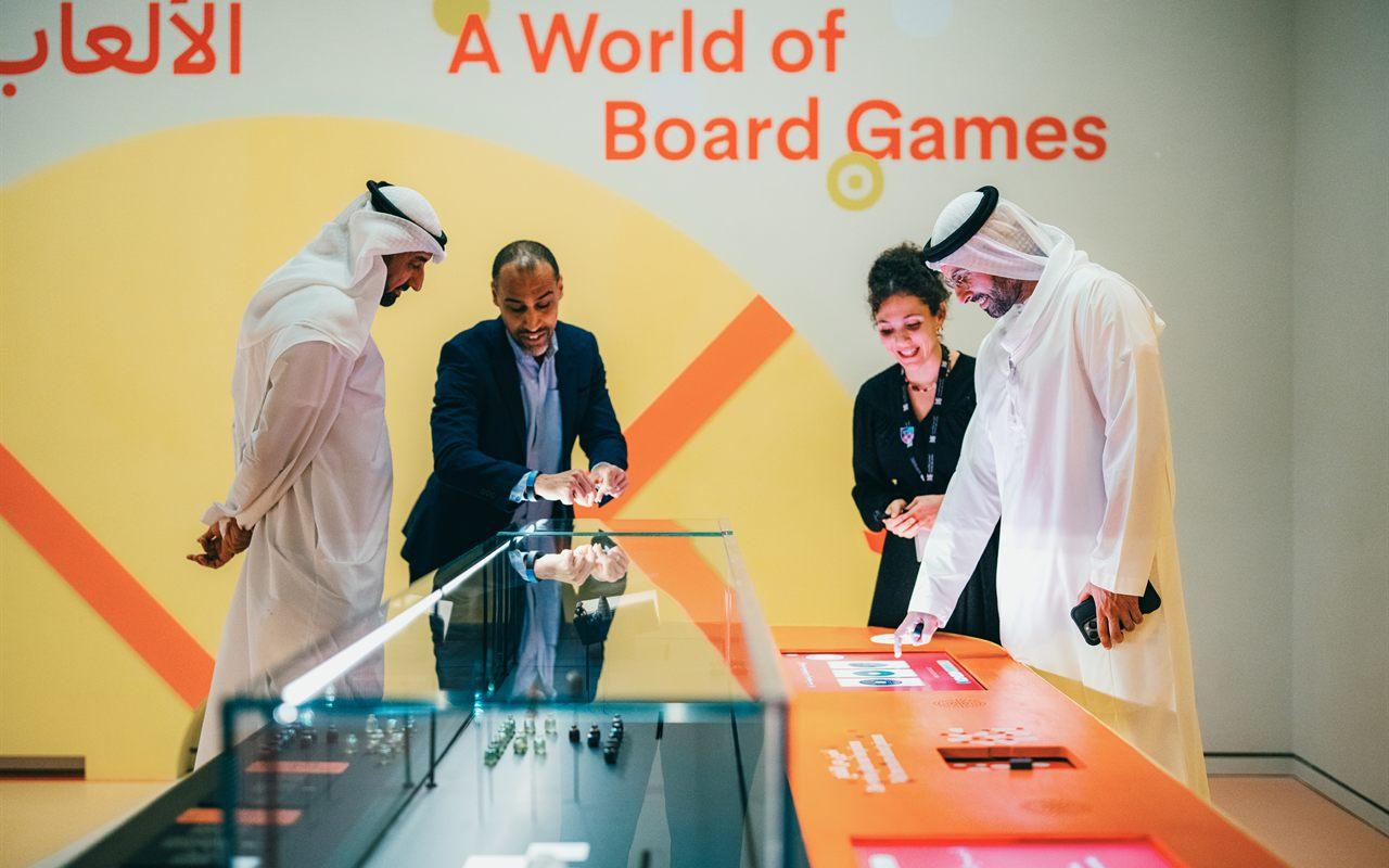 Au Louvre Abu Dhabi, le jeu quitte les vitrines et le musée devient un immense jeu de société sur plus de 2000 ans d&rsquo;histoire