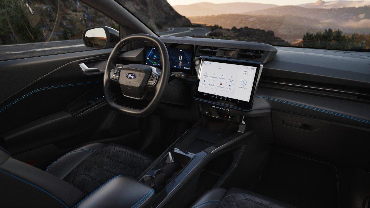 Intérieur du Ford Puma Gen-E Black Edition avec surpiqûres Bleu Candy et écran SYNC 4