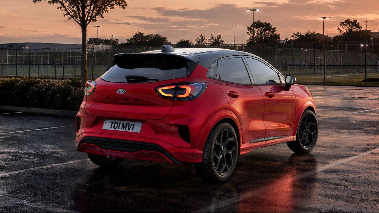 Ford Puma vu de trois-quarts arrière au coucher du soleil