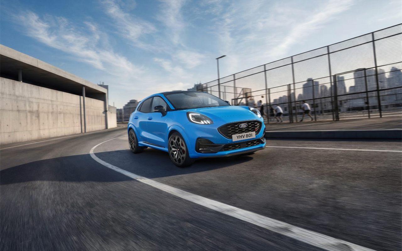 Ford Puma ST Edition en Bleu Azura, en mouvement sur route