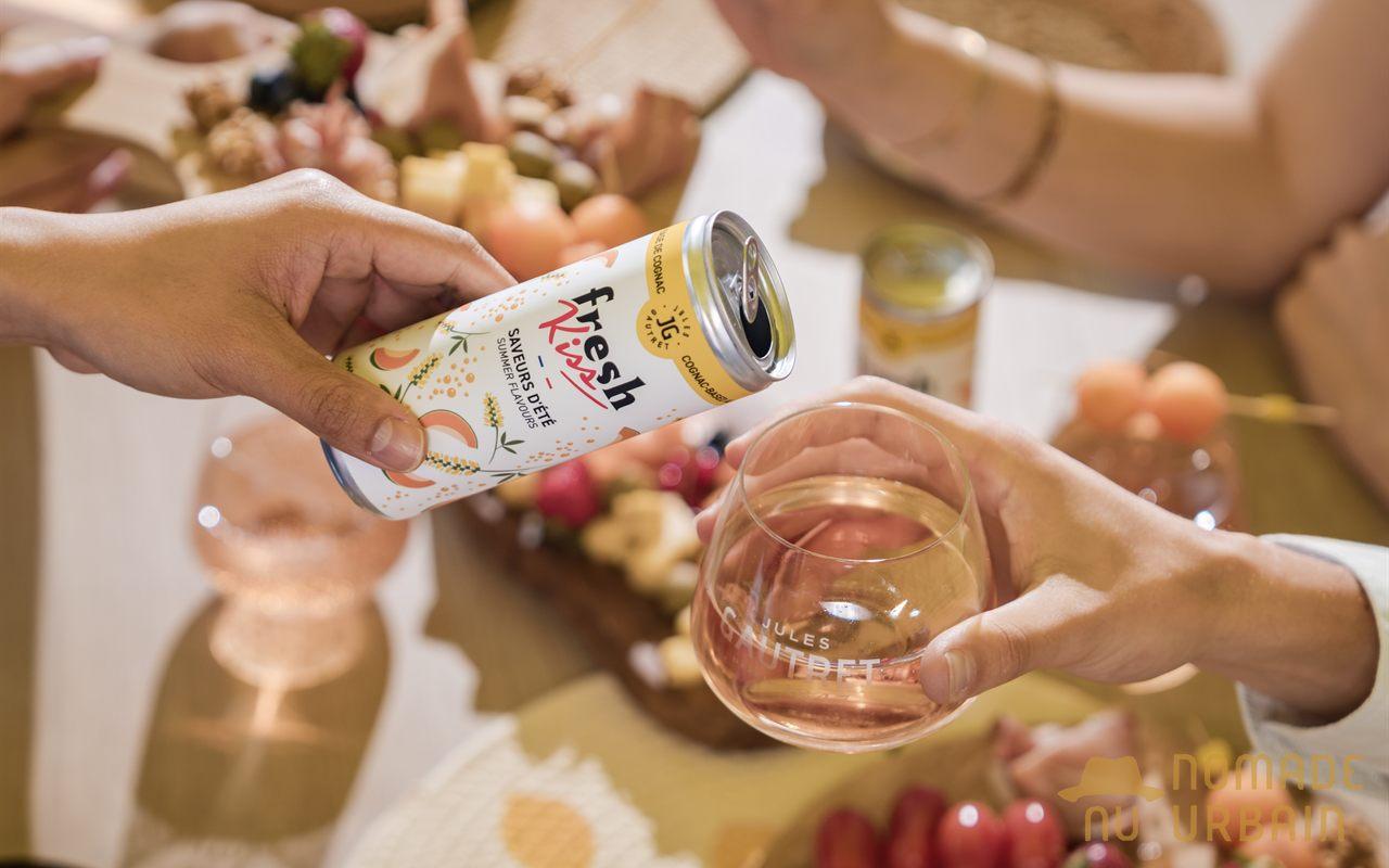 Cocktail FreshKiss Saveurs d'été au melon versé dans un verre lors d'un apéritif