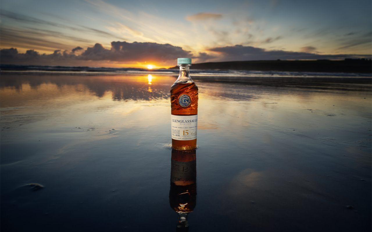 Bouteille de Glenglassaugh 15 ans sur la plage au coucher de soleil