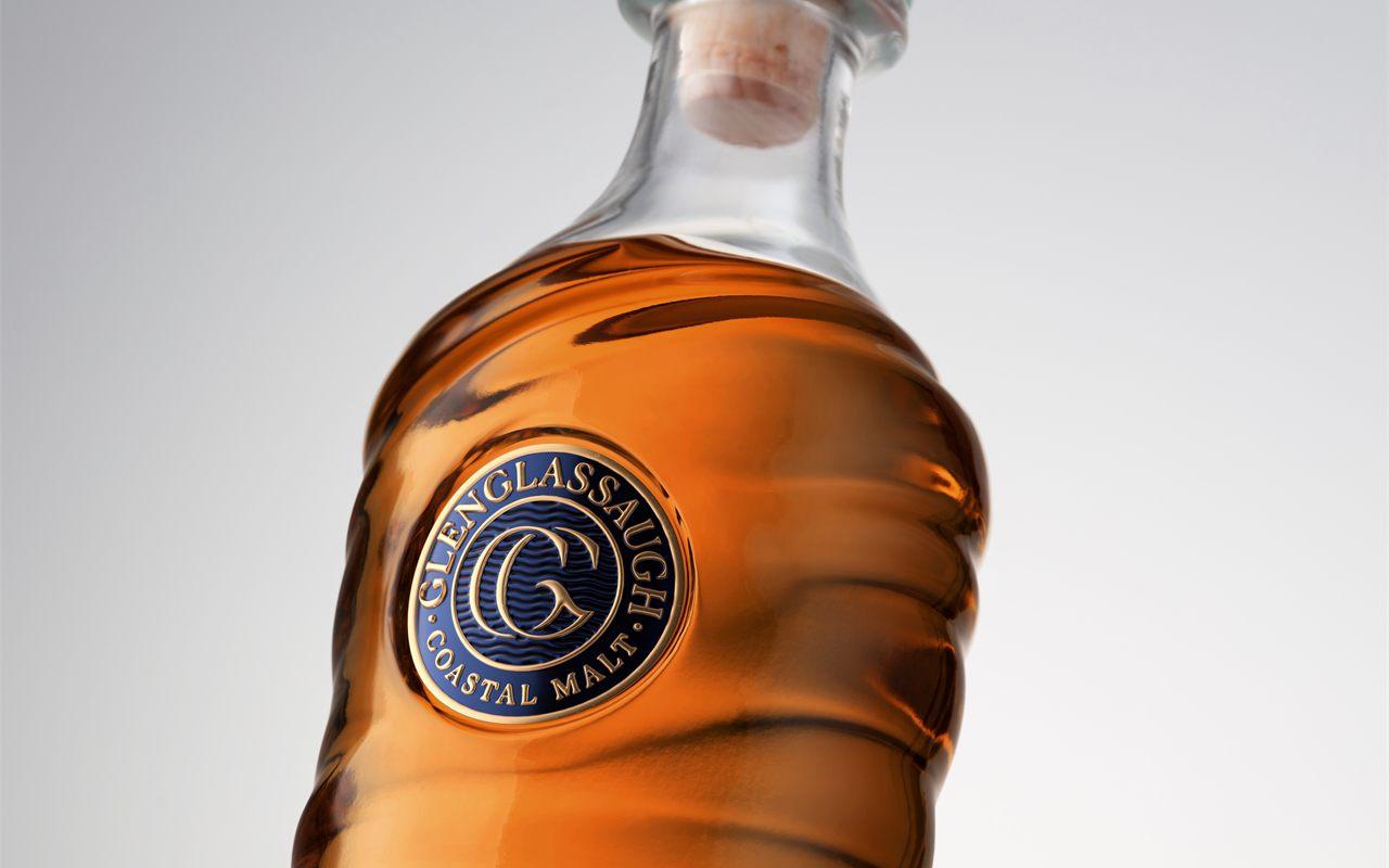 Détail de la robe ambrée et du médaillon du Glenglassaugh 15 ans