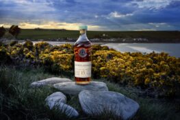 Glenglassaugh embouteille le crépuscule de Sandend Bay et lui glisse une pointe de douceur ibérique