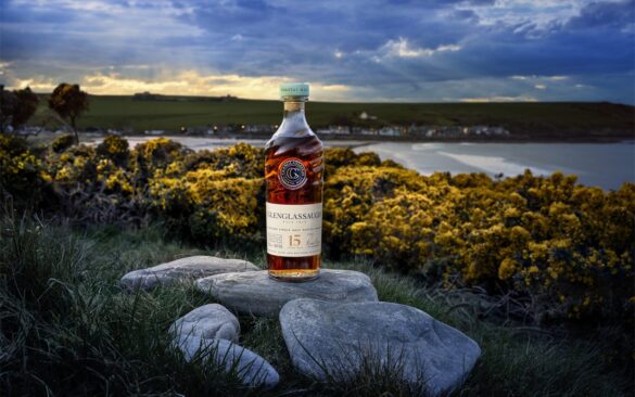 Glenglassaugh embouteille le crépuscule de Sandend Bay et lui glisse une pointe de douceur ibérique
