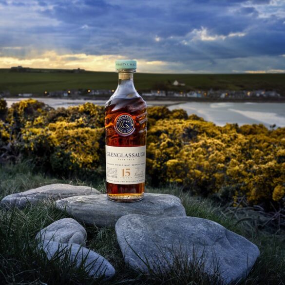 Glenglassaugh embouteille le crépuscule de Sandend Bay et lui glisse une pointe de douceur ibérique