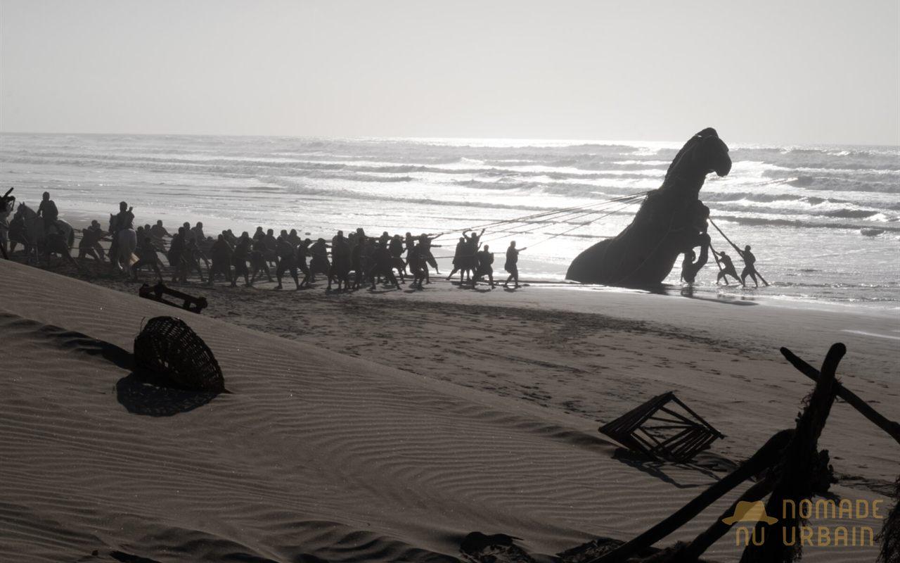 Le cheval de Troie tiré sur une plage pendant le tournage de L'Odyssée de Christopher Nolan