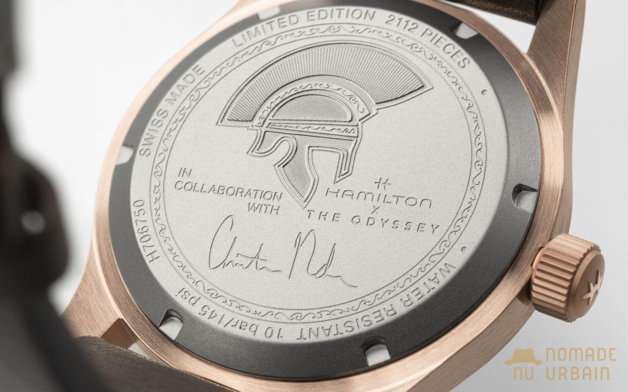 Fond de boîte en titane gravé du casque d'Ulysse et de la signature de Christopher Nolan