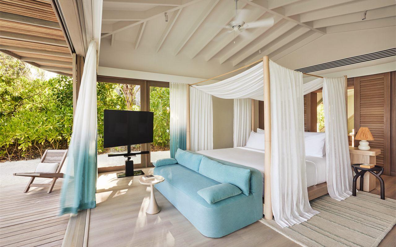 Chambre à baldaquin de la Temptation Beach Pool Villa, canapé vert d'eau