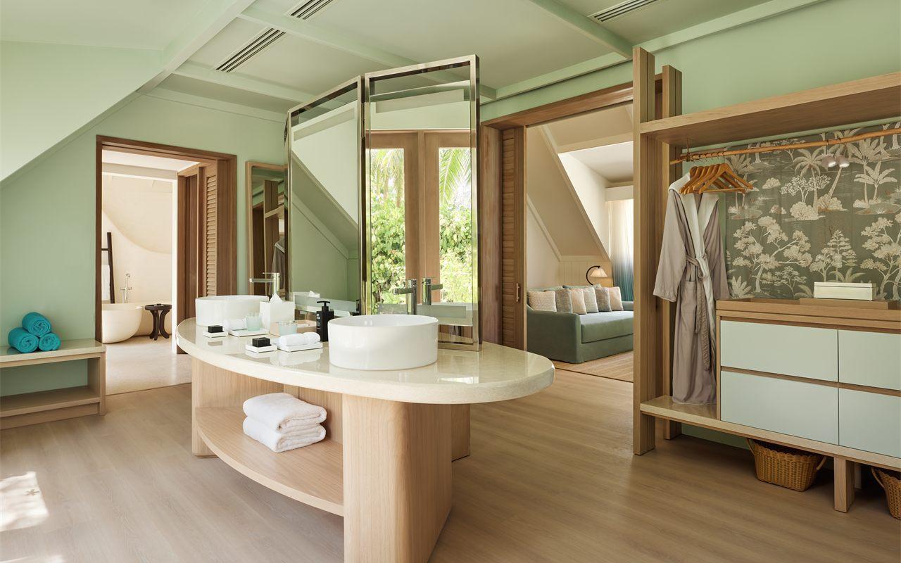 Salle de bains vert amande de la villa, meuble vasque et papier peint botanique