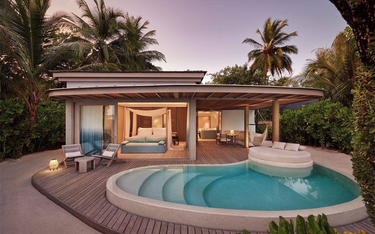 Temptation Beach Pool Villa au crépuscule, terrasse en bois et piscine en croissant