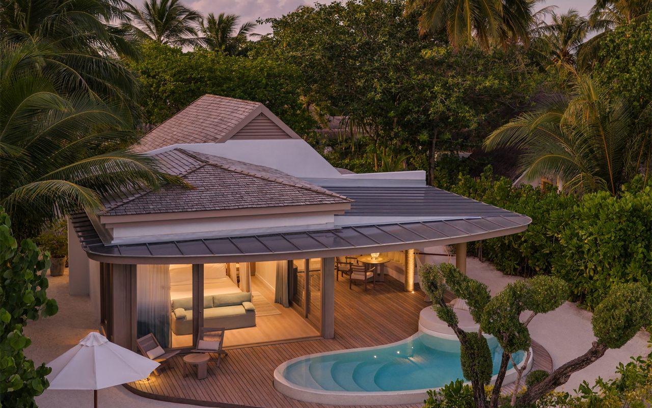Vue aérienne au crépuscule de la Temptation Beach Pool Villa de LUX* South Ari Atoll