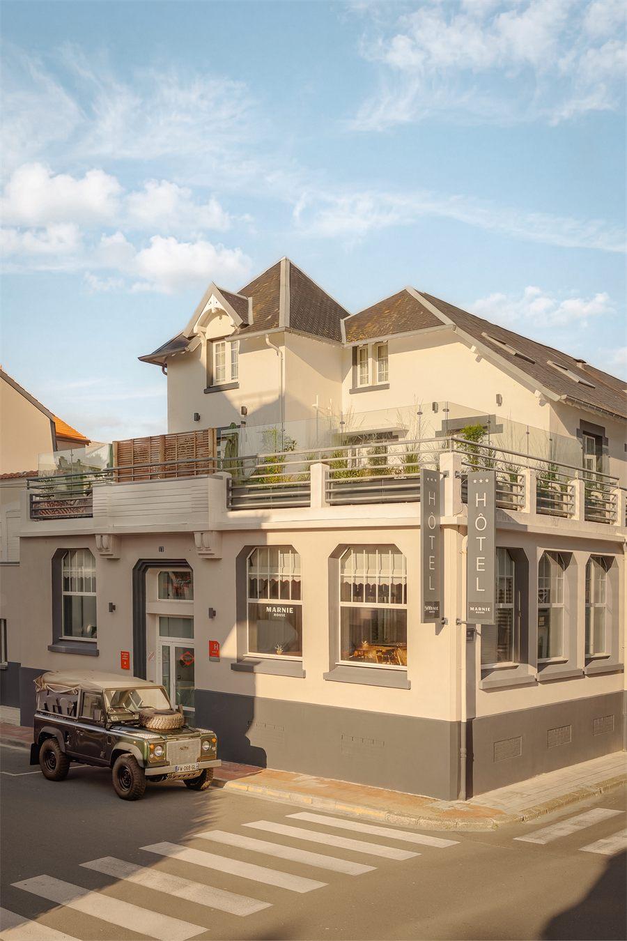 Façade de Marnie House au Touquet, maison classée et Land Rover garé devant