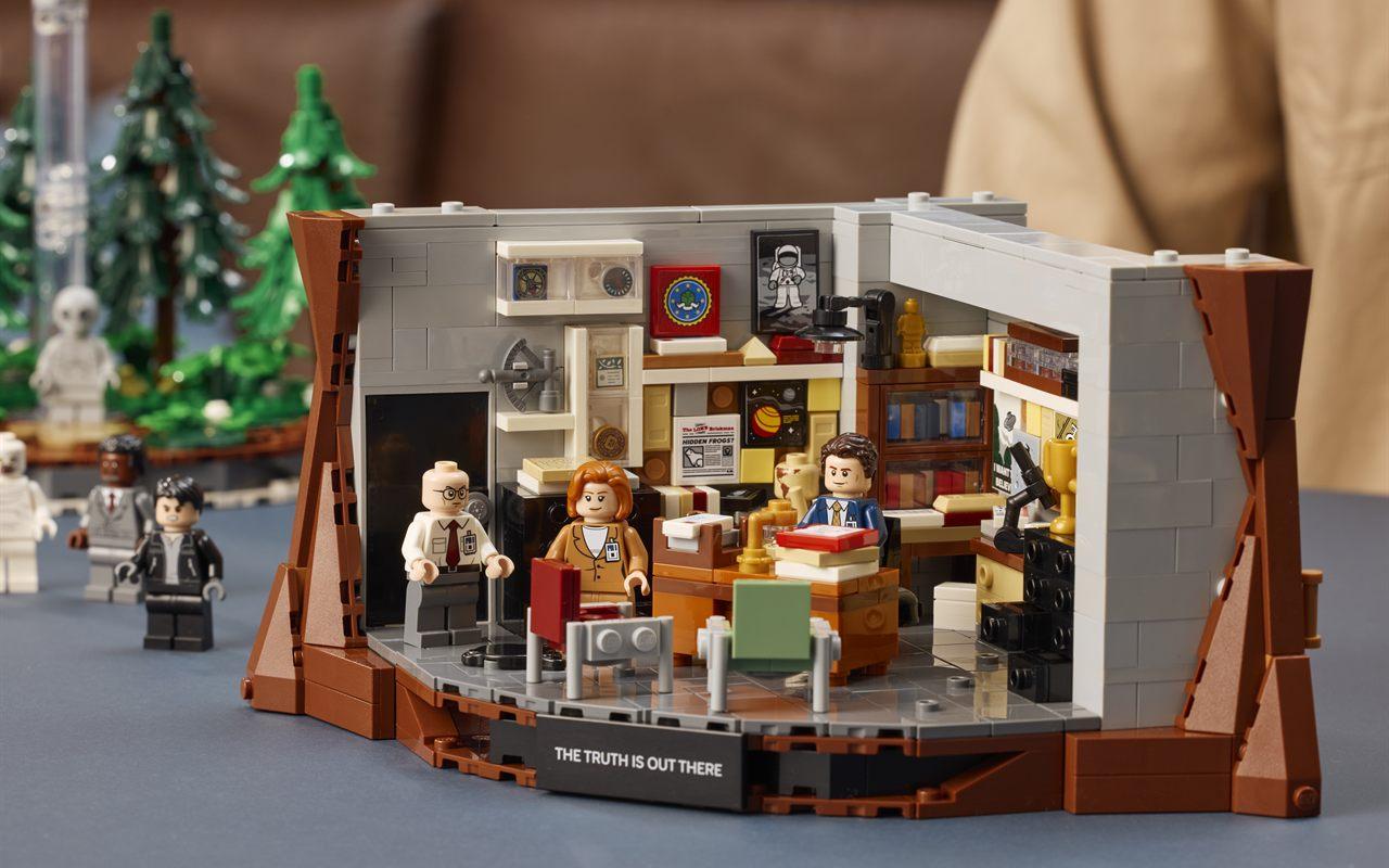 Le bureau de Fox Mulder recréé en briques dans le set LEGO The X-Files