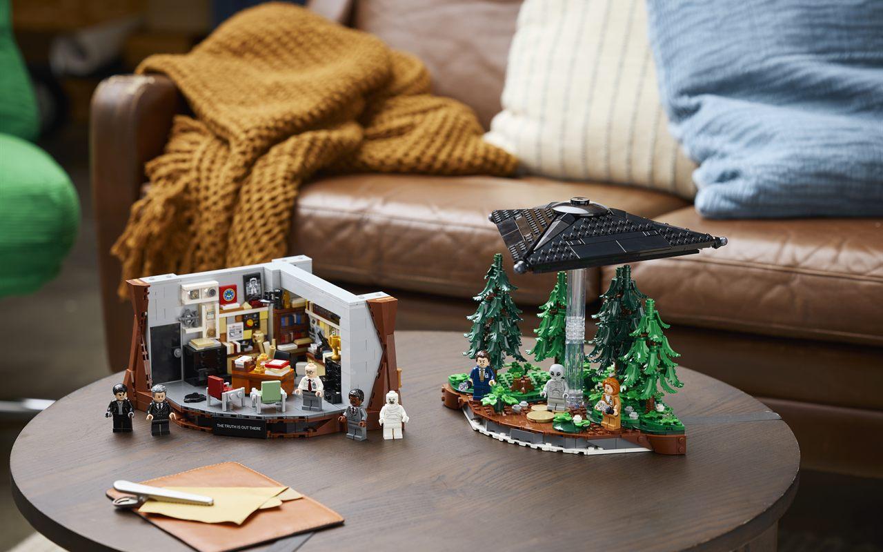 Le diorama LEGO The X-Files sur une table basse, bureau et forêt séparés