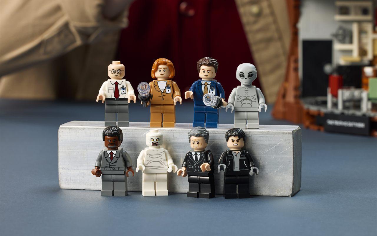 Les huit minifigurines du set LEGO The X-Files, dont Mulder, Scully et l'extraterrestre gris
