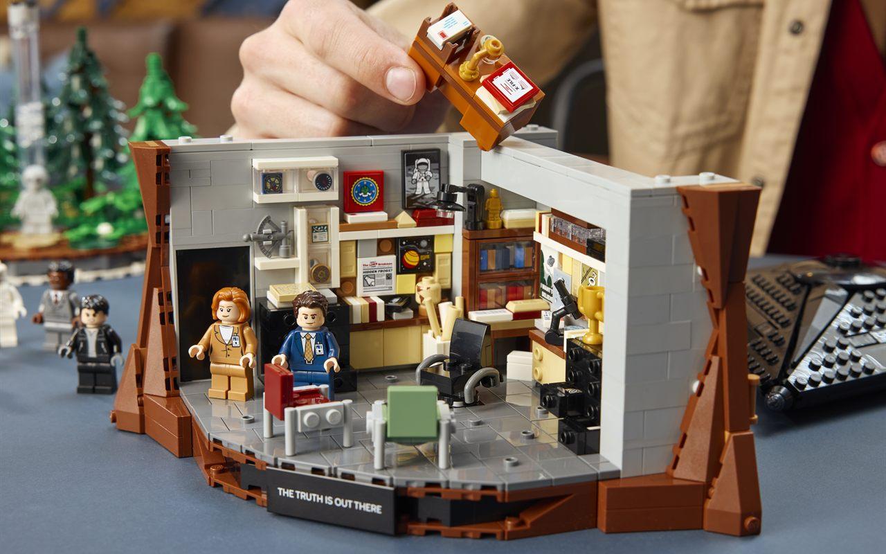 Montage du bureau de Mulder, plateau amovible du set LEGO Ideas The X-Files