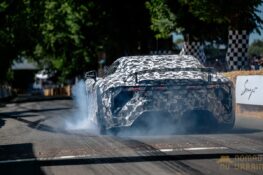 Dix-sept ans après les premiers tours de roues de la Lexus LFA, sa descendante électrique a fait fumer le bitume du même circuit.