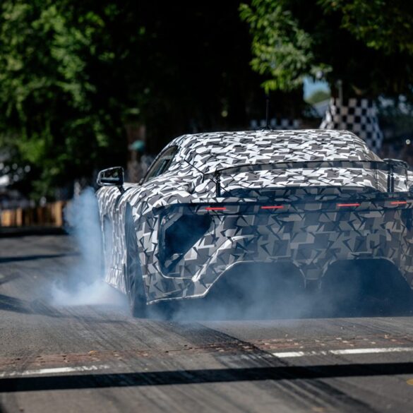 Dix-sept ans après les premiers tours de roues de la Lexus LFA, sa descendante électrique a fait fumer le bitume du même circuit.