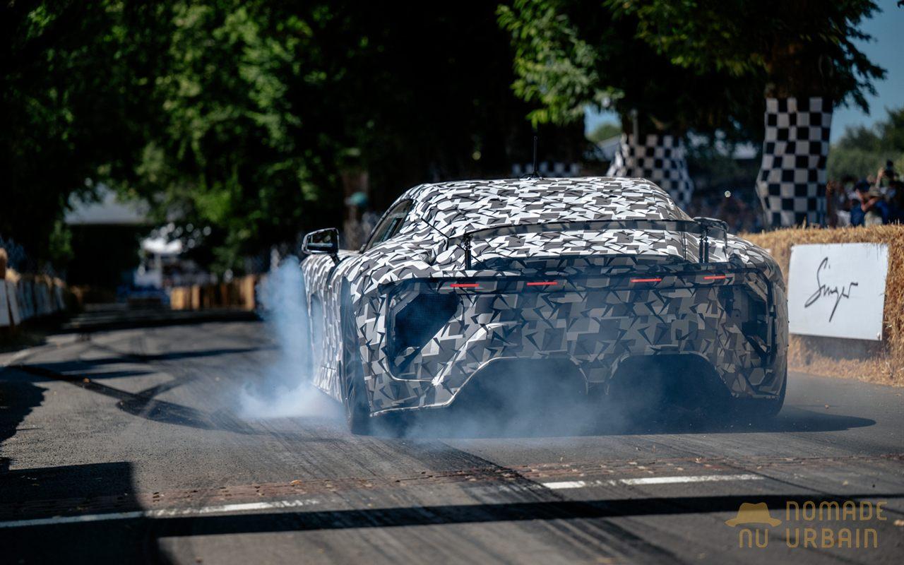 Lexus LFA Concept camouflé freinant sur la côte de Goodwood, pneus fumants