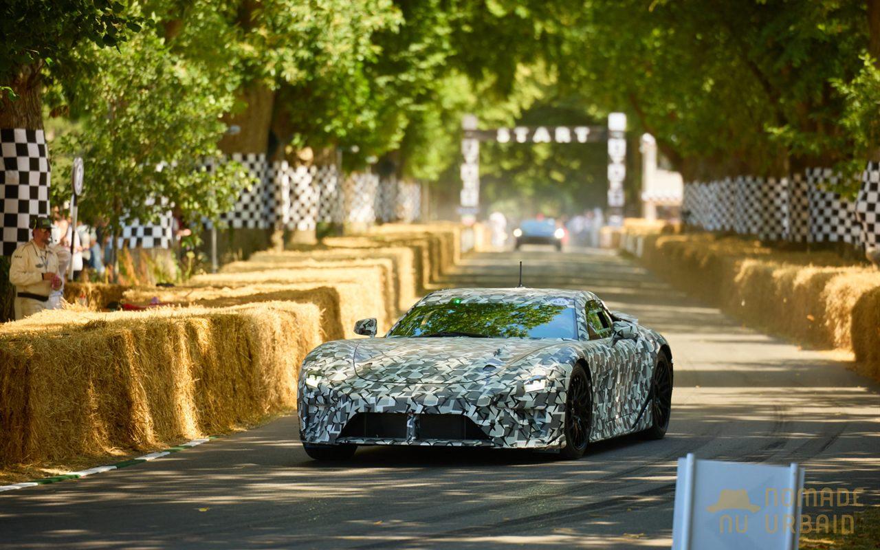 La supercar électrique camouflée s'approche du portique de départ à Goodwood