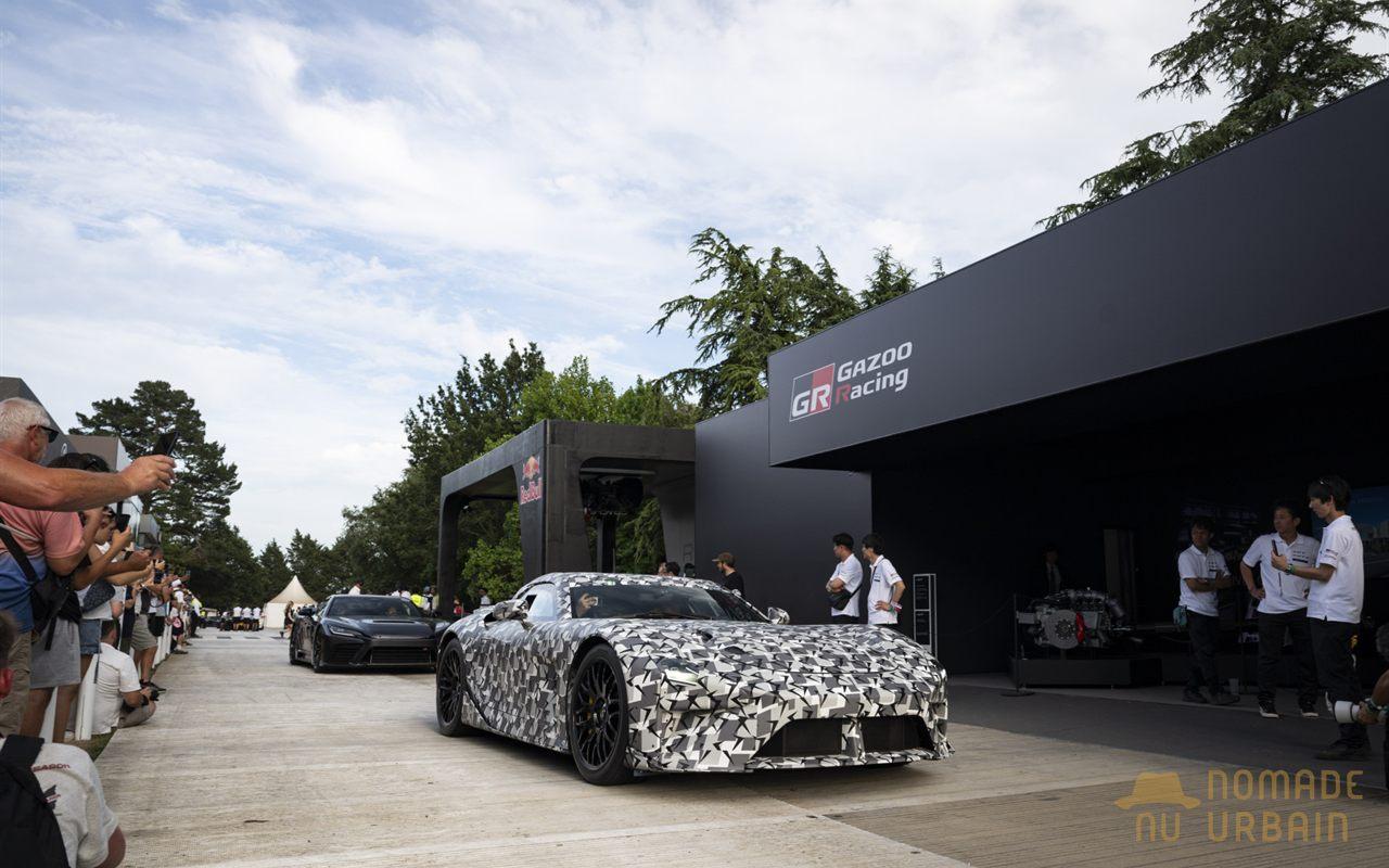 La voiture de sport électrique garée devant le pavillon GAZOO Racing