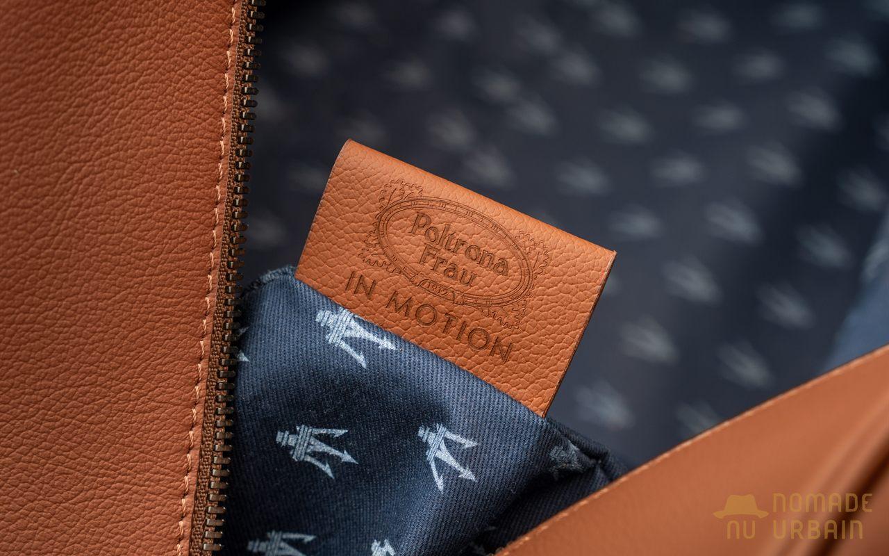 Étiquette de cuir gravée Poltrona Frau In Motion à l'intérieur du sac
