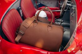 Le cuir de ce sac de voyage d&rsquo;exception partage une filiation intime avec l&rsquo;intérieur des Maserati