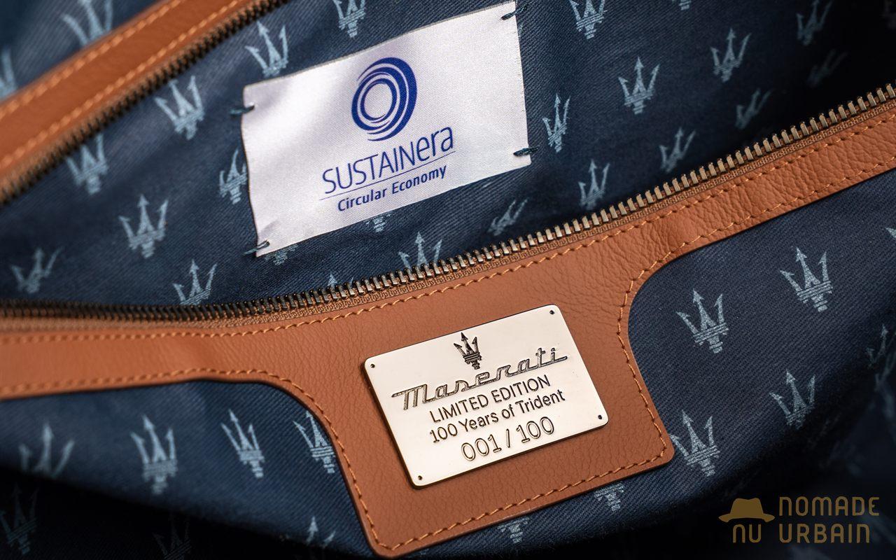 Plaque numérotée 001 sur 100 et étiquette SUSTAINera à l'intérieur du sac