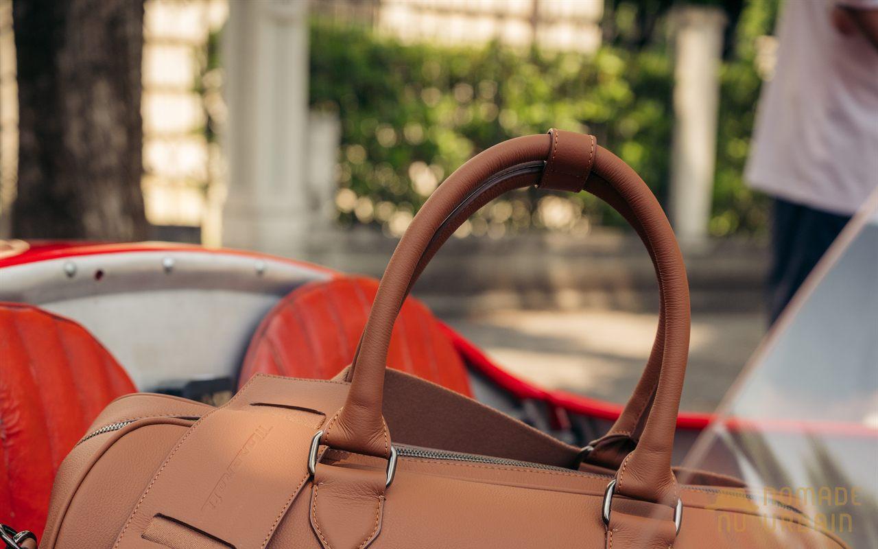 Maserati Weekend Bag posé sur le siège d'une Maserati Classiche
