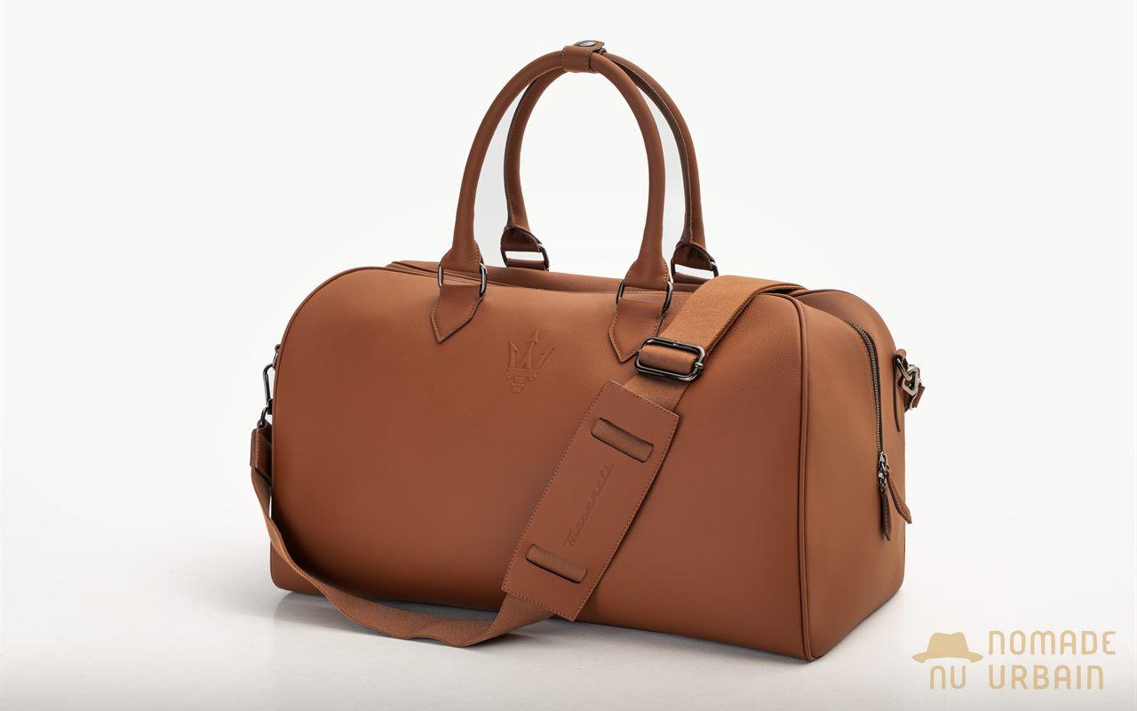 Silhouette structurée du Maserati Weekend Bag en cuir cognac sur fond blanc