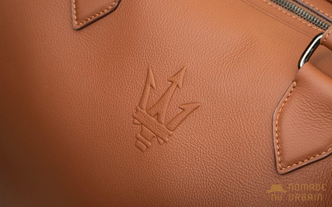 Trident embossé sur le cuir cognac du Maserati Weekend Bag