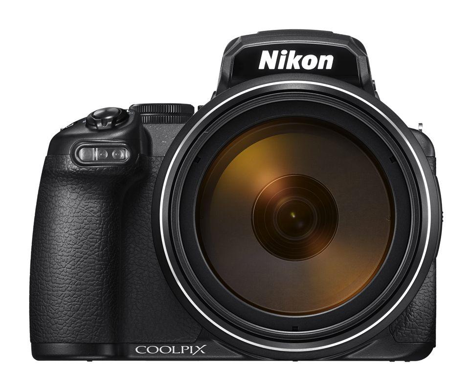 Nikon COOLPIX P1100 vu de face, objectif déployé