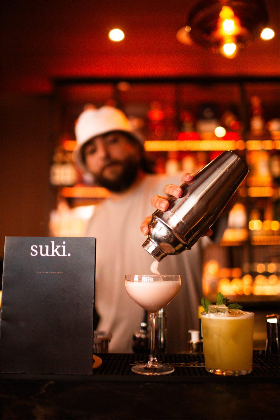 Kambiz Moghaddam, cofondateur et barman de Suki Paris, prépare un cocktail au shaker