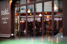 Peut-on bien manger tout en savourant un délicieux cocktail, pensés l&rsquo;un pour l&rsquo;autre ? Suki Paris veut rendre ce rêve accessible à tous, dans son izakaya en plein 18e.